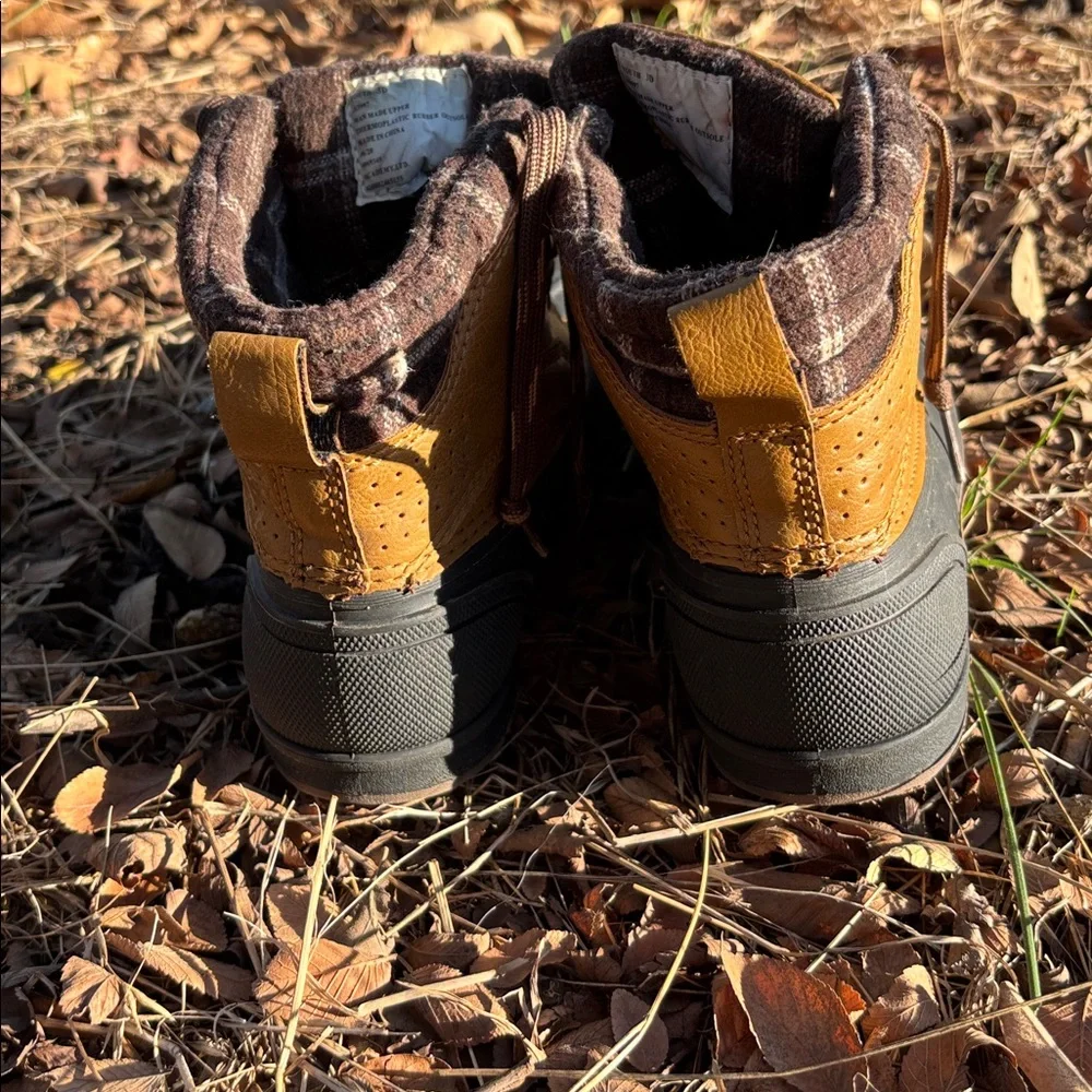 Magellan Outdoors Boys Size 3 Duck Boots